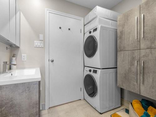 Salle de bains - 4360 Rue Huberdeau, Longueuil (Saint-Hubert), QC - Indoor Photo Showing Laundry Room