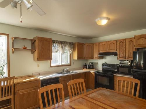 5566 Mapleward Road, Thunder Bay, ON - Indoor Photo Showing Kitchen With Double Sink