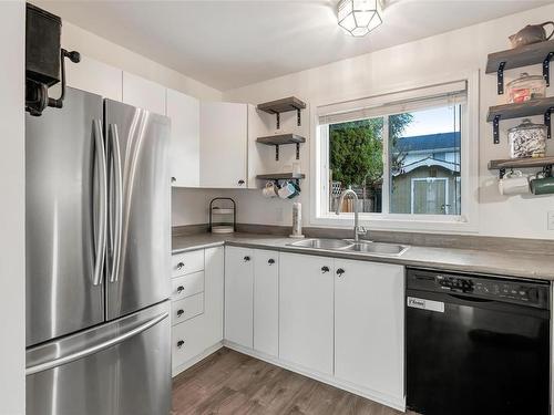 3255 Gilana Pl, Duncan, BC - Indoor Photo Showing Kitchen With Double Sink