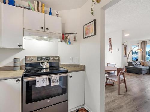 3255 Gilana Pl, Duncan, BC - Indoor Photo Showing Kitchen