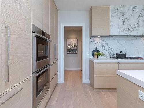 307-1916 Oak Bay Ave, Victoria, BC - Indoor Photo Showing Kitchen