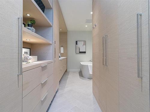 307-1916 Oak Bay Ave, Victoria, BC - Indoor Photo Showing Bathroom