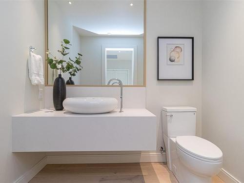 307-1916 Oak Bay Ave, Victoria, BC - Indoor Photo Showing Bathroom