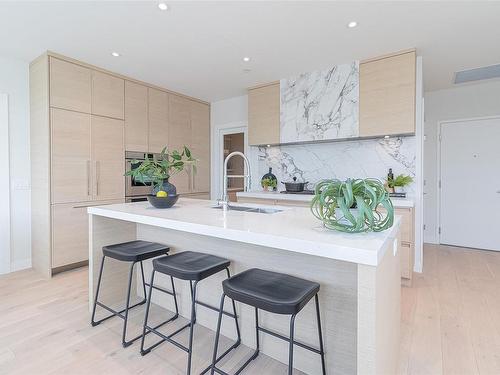 307-1916 Oak Bay Ave, Victoria, BC - Indoor Photo Showing Kitchen