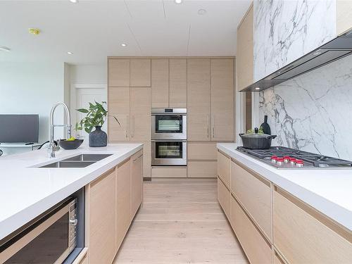 307-1916 Oak Bay Ave, Victoria, BC - Indoor Photo Showing Kitchen With Double Sink With Upgraded Kitchen