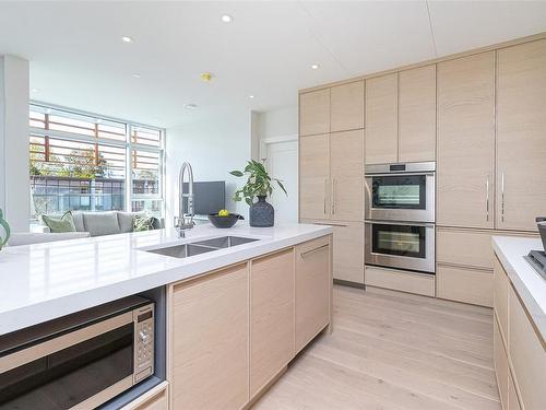 307-1916 Oak Bay Ave, Victoria, BC - Indoor Photo Showing Kitchen With Double Sink With Upgraded Kitchen