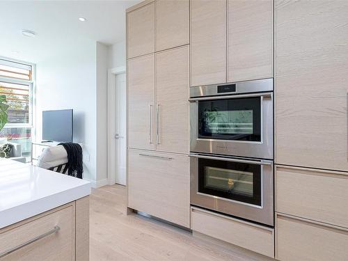 307-1916 Oak Bay Ave, Victoria, BC - Indoor Photo Showing Kitchen