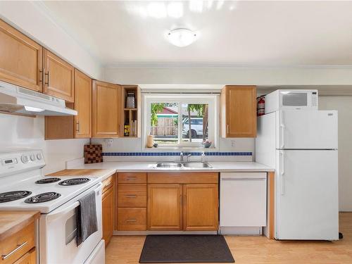 1485 Bay St, Victoria, BC - Indoor Photo Showing Kitchen With Double Sink