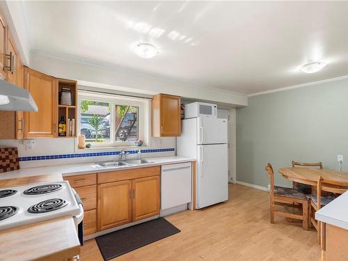 1485 Bay St, Victoria, BC - Indoor Photo Showing Kitchen With Double Sink