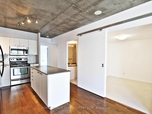 708-22 Wellesley St E, Toronto, ON - Indoor Photo Showing Kitchen