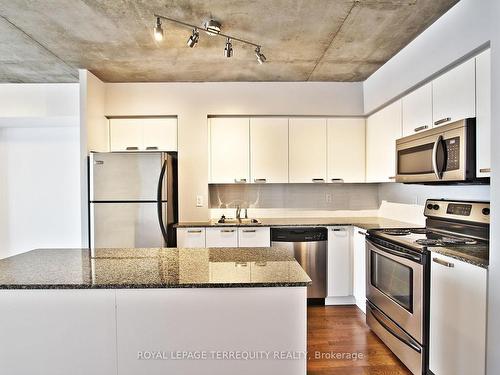 708-22 Wellesley St E, Toronto, ON - Indoor Photo Showing Kitchen