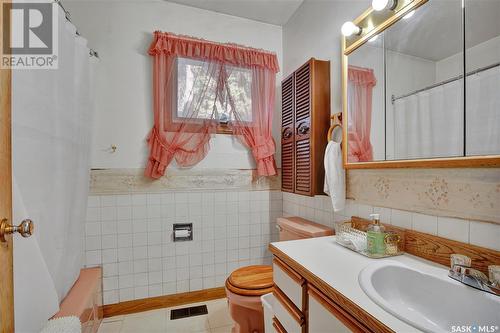 1212 C Avenue N, Saskatoon, SK - Indoor Photo Showing Bathroom