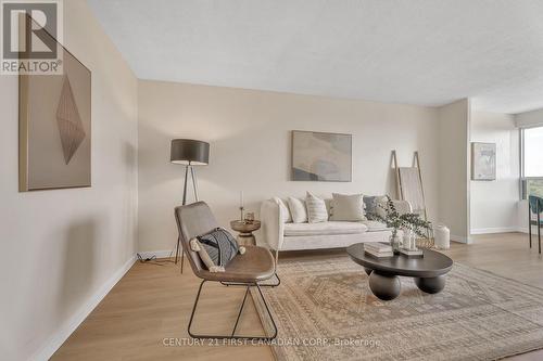 1010 - 600 Grenfell Drive, London, ON - Indoor Photo Showing Living Room