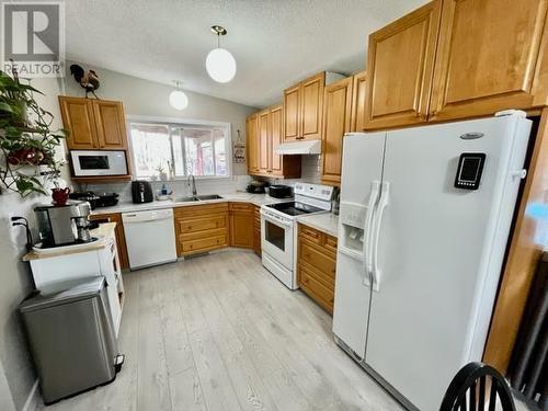 A & B 339 Doherty Drive, Quesnel, BC - Indoor Photo Showing Kitchen With Double Sink