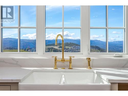 1561 Fairwood Lane, Kelowna, BC - Indoor Photo Showing Kitchen