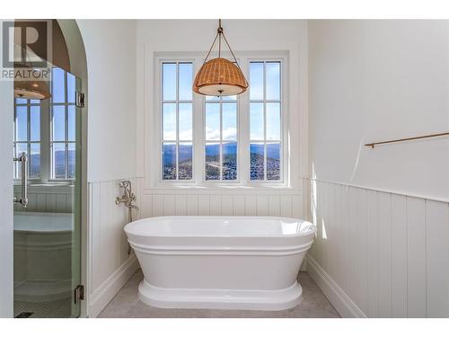 1561 Fairwood Lane, Kelowna, BC - Indoor Photo Showing Bathroom