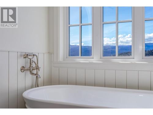 1561 Fairwood Lane, Kelowna, BC - Indoor Photo Showing Bathroom