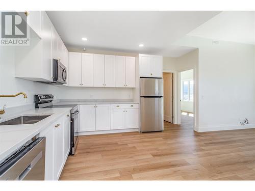 1561 Fairwood Lane, Kelowna, BC - Indoor Photo Showing Kitchen