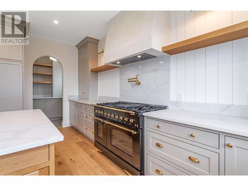 1561 Fairwood Lane, Kelowna, BC - Indoor Photo Showing Kitchen With Upgraded Kitchen