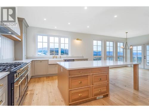 1561 Fairwood Lane, Kelowna, BC - Indoor Photo Showing Kitchen With Upgraded Kitchen