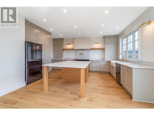 1561 Fairwood Lane, Kelowna, BC - Indoor Photo Showing Kitchen