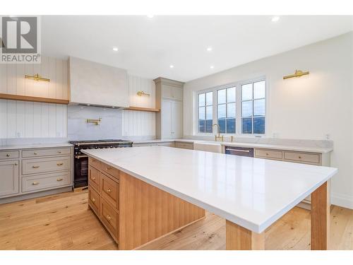 1561 Fairwood Lane, Kelowna, BC - Indoor Photo Showing Kitchen