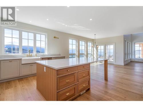 1561 Fairwood Lane, Kelowna, BC - Indoor Photo Showing Kitchen