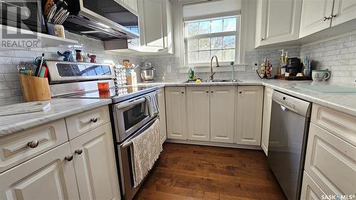 1110 Bothwell Drive, Swift Current, SK - Indoor Photo Showing Kitchen With Double Sink