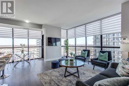 2807 - 2910 Highway 7, Vaughan, ON - Indoor Photo Showing Living Room