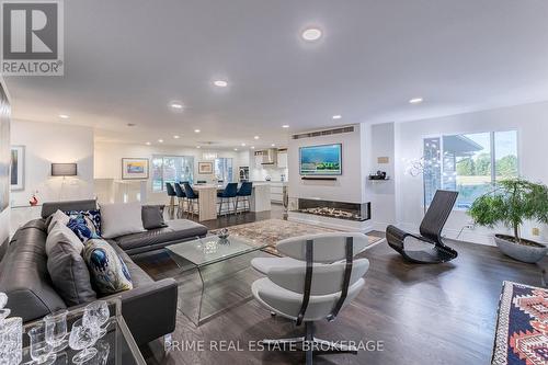 6498 Talbot Trail, Chatham-Kent (Raleigh), ON - Indoor Photo Showing Living Room