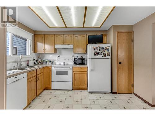 3713 Doknick Place, Prince George, BC - Indoor Photo Showing Kitchen With Double Sink