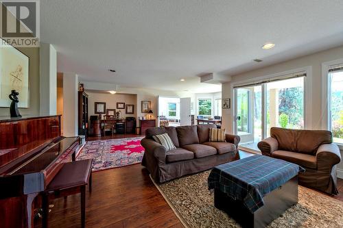 3971 Gallaghers Circle Lot# 44, Kelowna, BC - Indoor Photo Showing Living Room