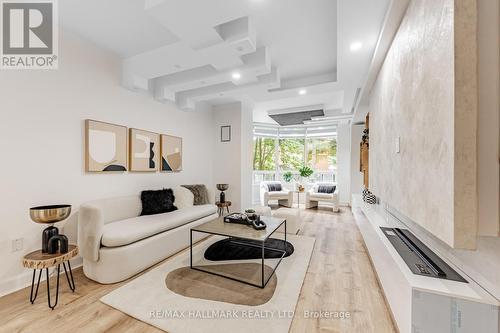 321 - 333 Clark Avenue W, Vaughan, ON - Indoor Photo Showing Living Room