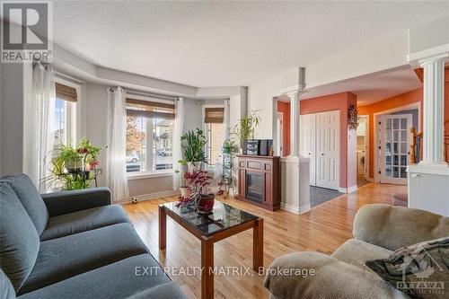 16 Manoir Street, Russell, ON - Indoor Photo Showing Living Room