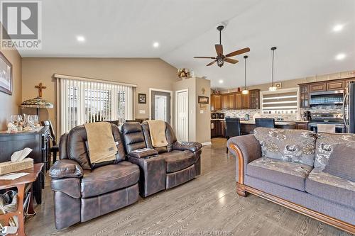 67 Malden Hill Drive, Amherstburg, ON - Indoor Photo Showing Living Room