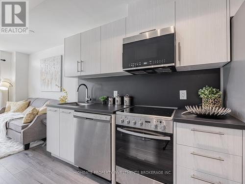 13 - 266 Finch Avenue E, Toronto, ON - Indoor Photo Showing Kitchen With Stainless Steel Kitchen