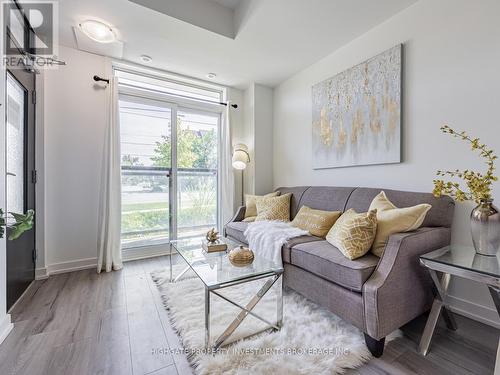 13 - 266 Finch Avenue E, Toronto, ON - Indoor Photo Showing Living Room