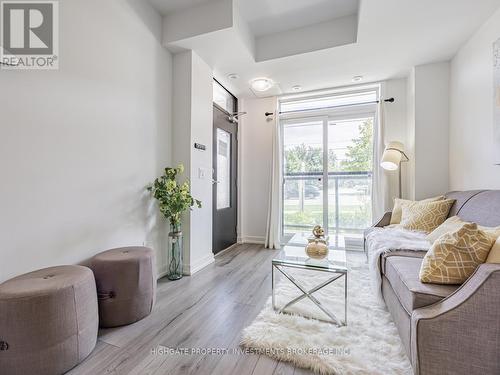 13 - 266 Finch Avenue E, Toronto, ON - Indoor Photo Showing Living Room