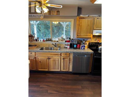 1621 Evans Road, Creston, BC - Indoor Photo Showing Kitchen