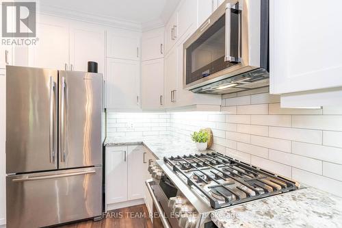 26 Natures Trail, Wasaga Beach, ON - Indoor Photo Showing Kitchen With Upgraded Kitchen