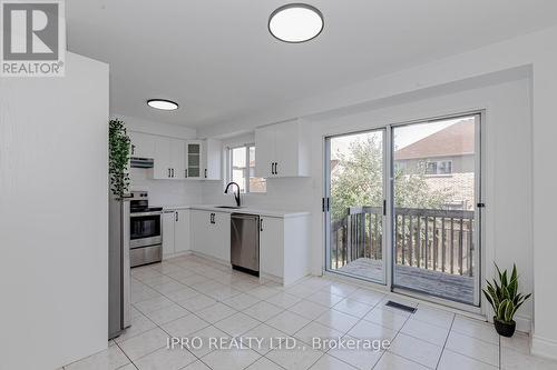 23 Hot Spring Road, Brampton, ON - Indoor Photo Showing Kitchen