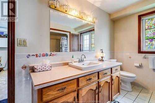 302 Applewood, Kingsville, ON - Indoor Photo Showing Bathroom