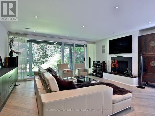 18 Timberglade Court, Toronto, ON - Indoor Photo Showing Living Room With Fireplace