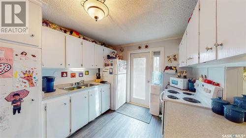 480 Smith Street, Regina, SK - Indoor Photo Showing Kitchen With Double Sink