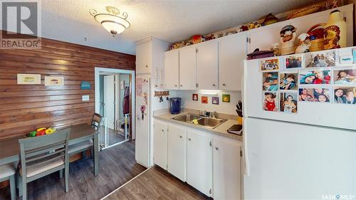 480 Smith Street, Regina, SK - Indoor Photo Showing Kitchen With Double Sink