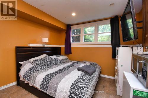 43 Brewster Way, Brantford, ON - Indoor Photo Showing Bedroom