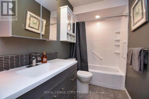 43 Brewster Way, Brantford, ON - Indoor Photo Showing Bathroom