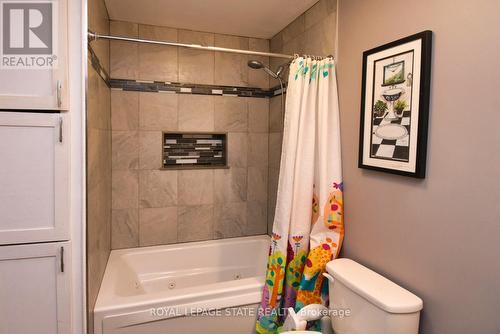 43 Brewster Way, Brantford, ON - Indoor Photo Showing Bathroom