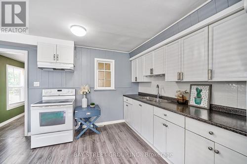 6285 Skinner Street, Niagara Falls, ON - Indoor Photo Showing Kitchen With Double Sink