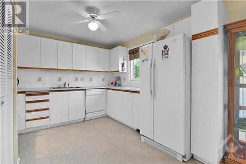 6571 Bilberry Drive, Ottawa, ON - Indoor Photo Showing Kitchen With Double Sink